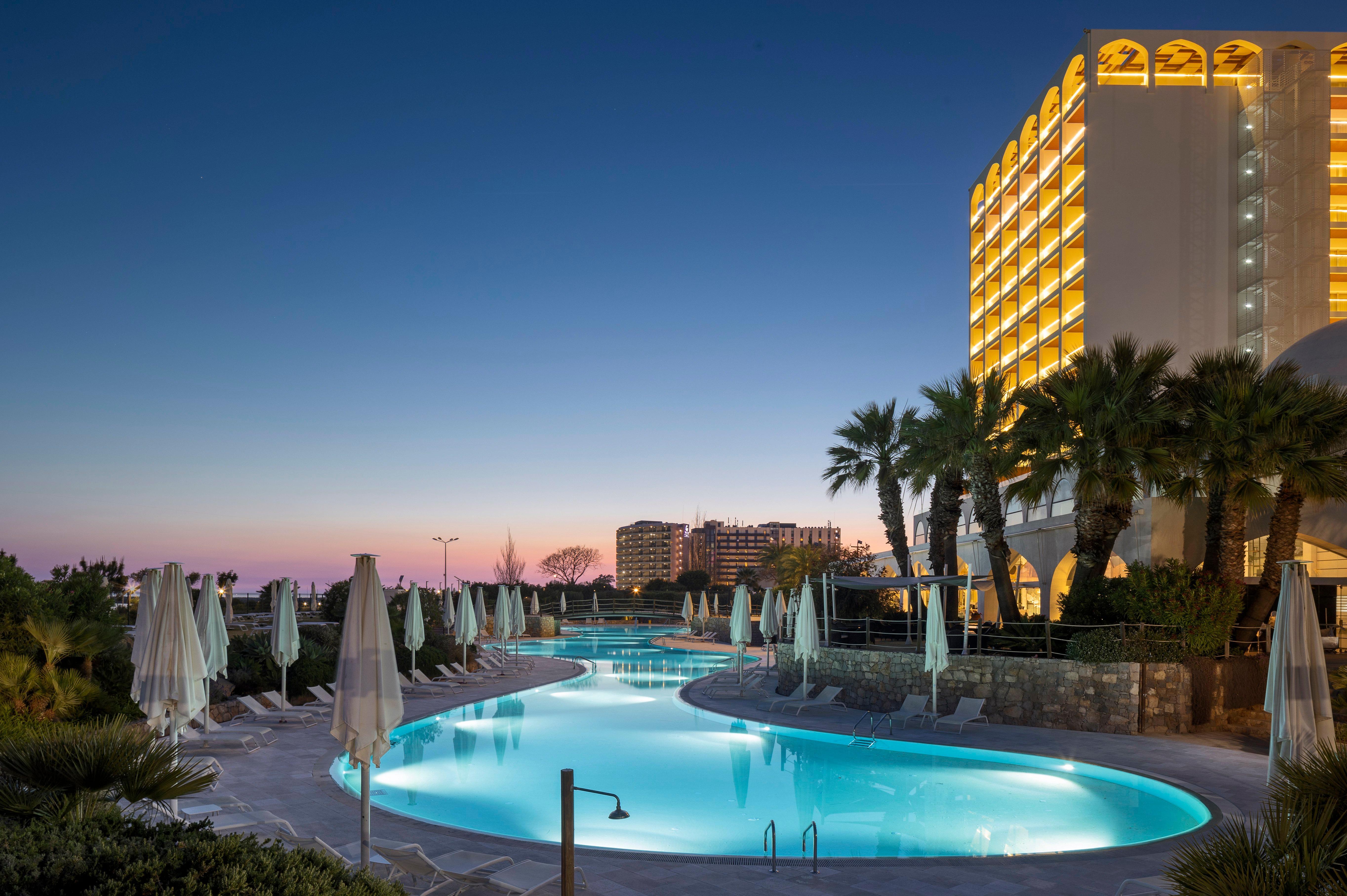Crowne Plaza Vilamoura - Algarve By Ihg Екстериор снимка The hotel at night