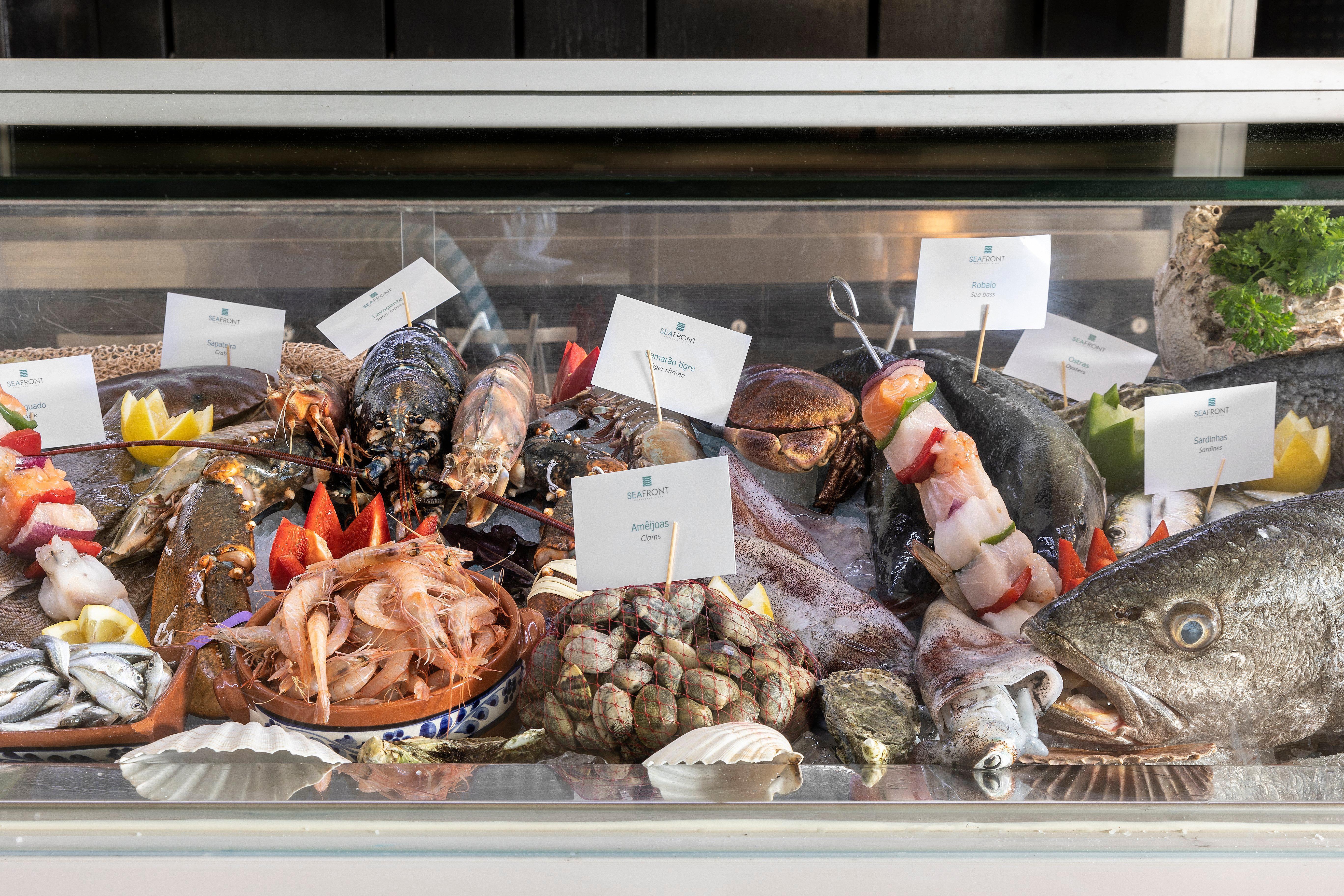 Crowne Plaza Vilamoura - Algarve By Ihg Екстериор снимка Seafood display at a restaurant